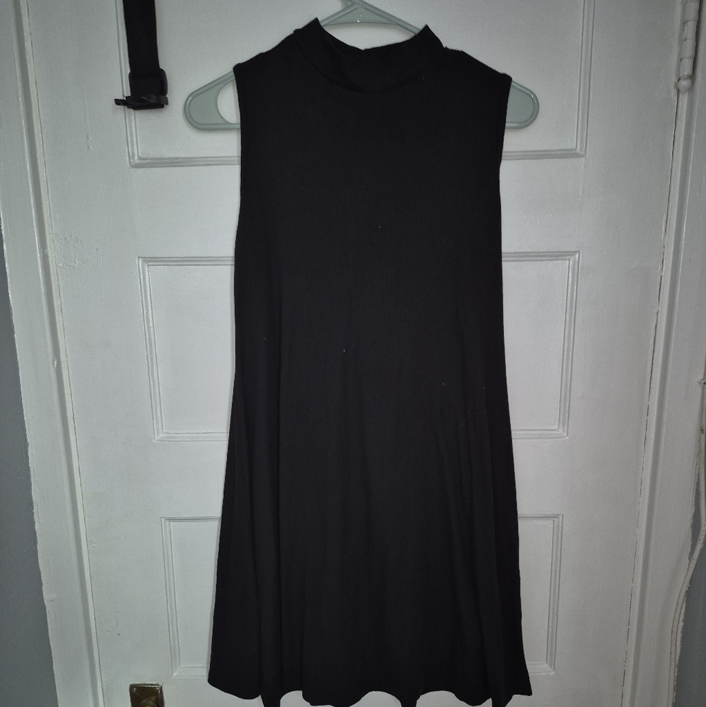 Discreet Elegant Black V-Neck Sweater